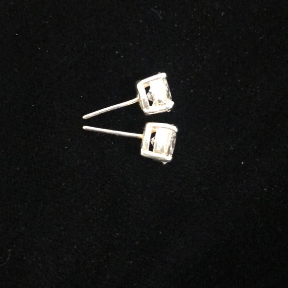 925 sterling silver cubic zirconium stud earrings. - Picture 3 of 5